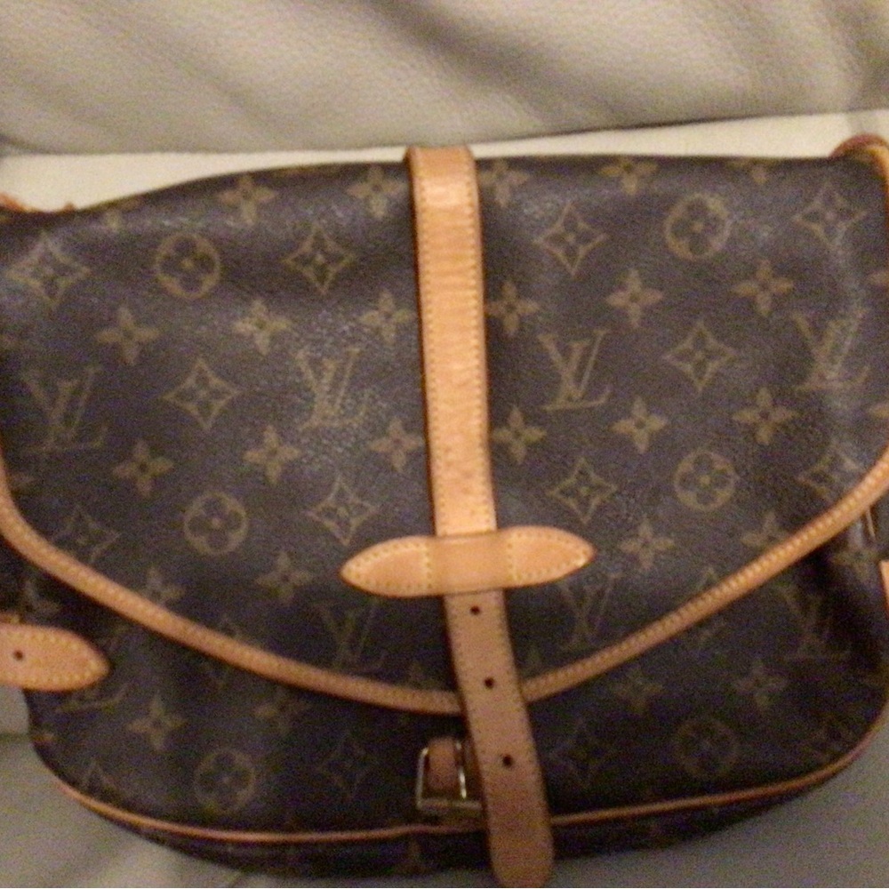 Louis Vuitton Saumur 35 Messenger Bag - Picture 2 of 16